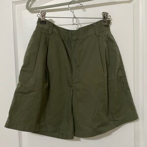 Aritzia TNA Pleated Knee Shorts size 4